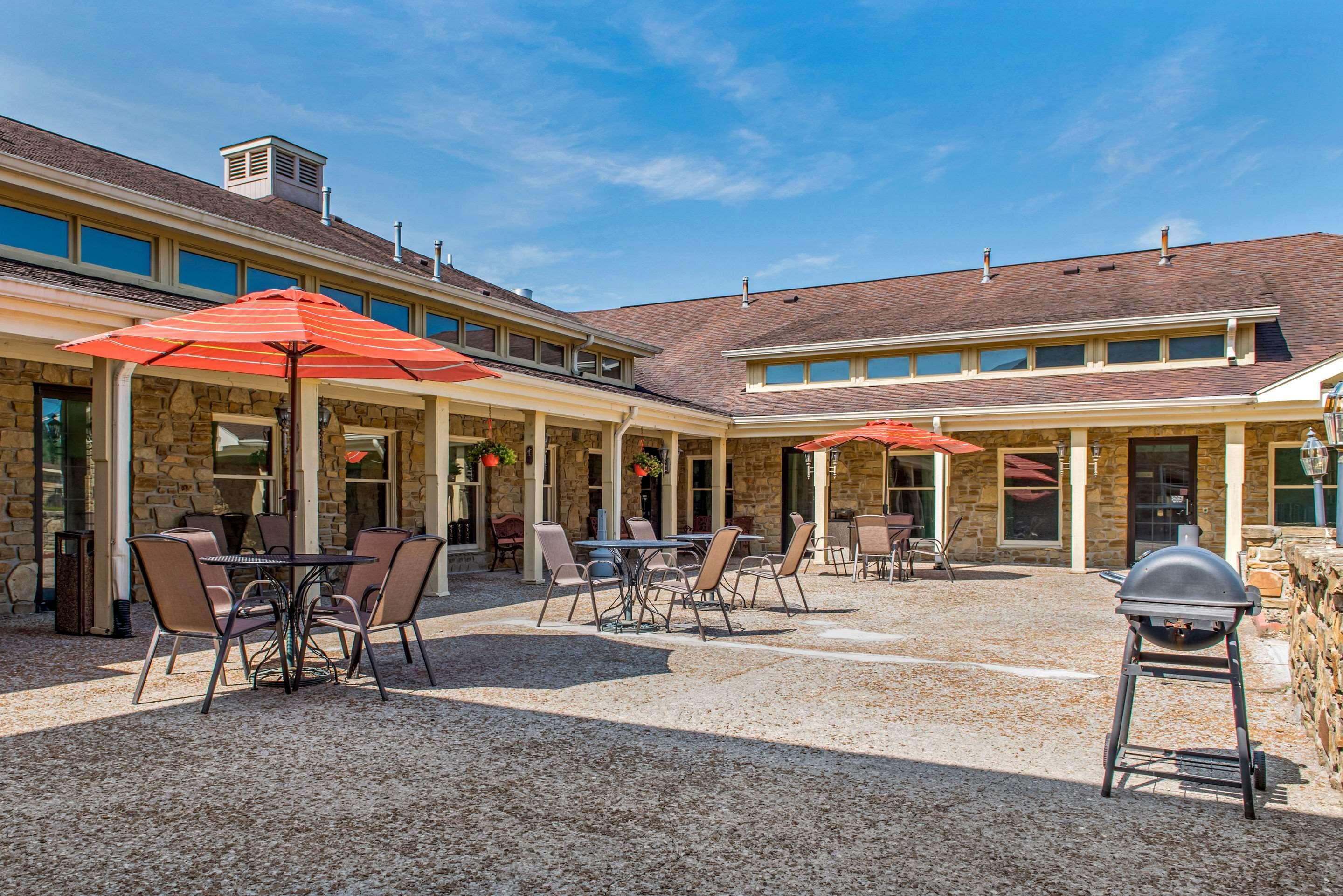 Quality Inn & Suites Bedford West Exterior photo