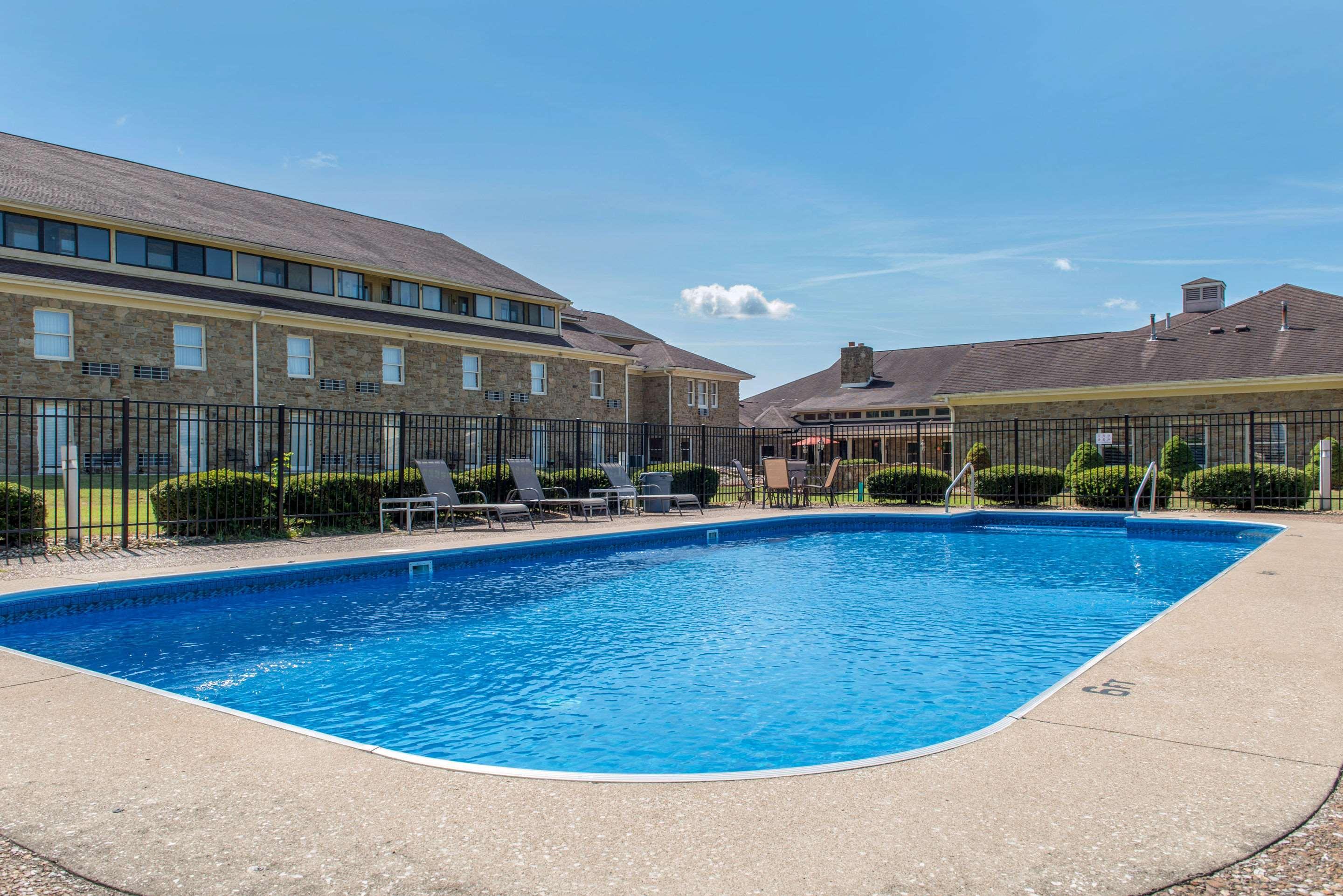 Quality Inn & Suites Bedford West Exterior photo