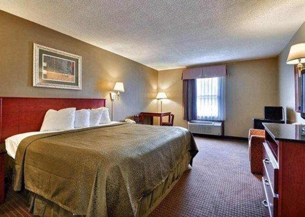 Quality Inn & Suites Bedford West Room photo