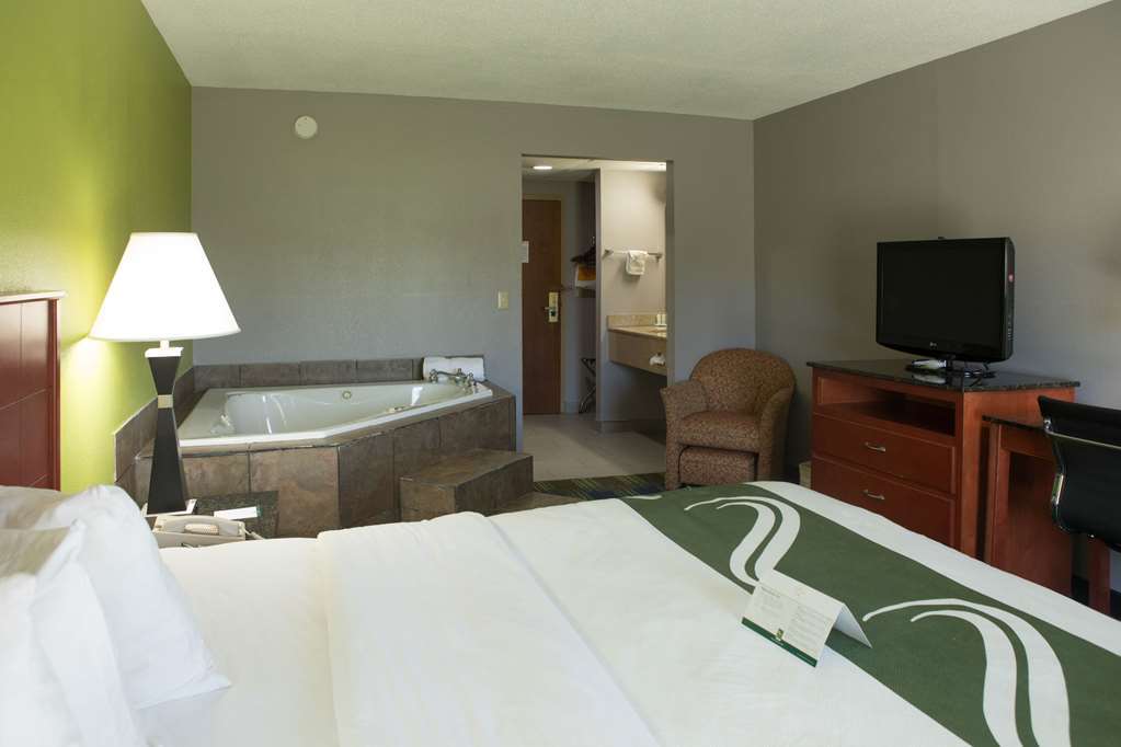 Quality Inn & Suites Bedford West Room photo